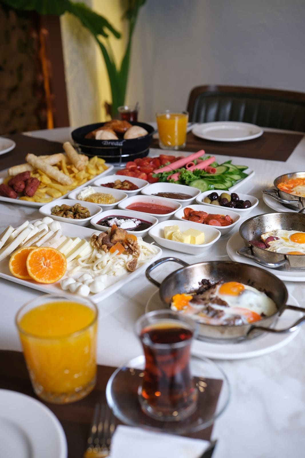 the célcéro kahvaltı, çay ve sıkma portakal suyu
