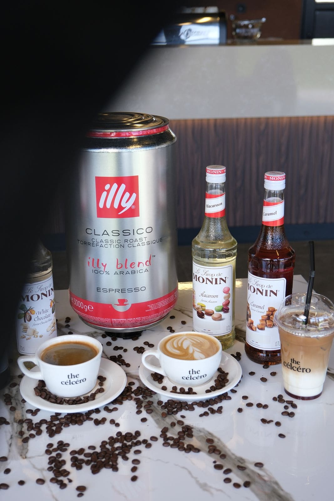illy çekirdek kahve ve latte — the célcéro bar