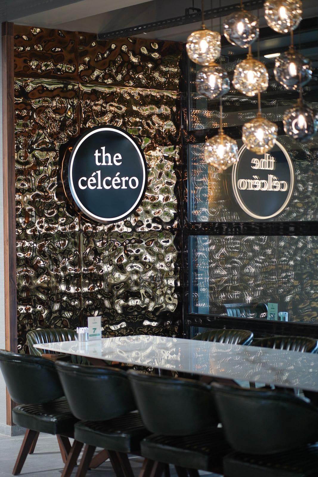 the célcéro altın mozaik logo duvarı