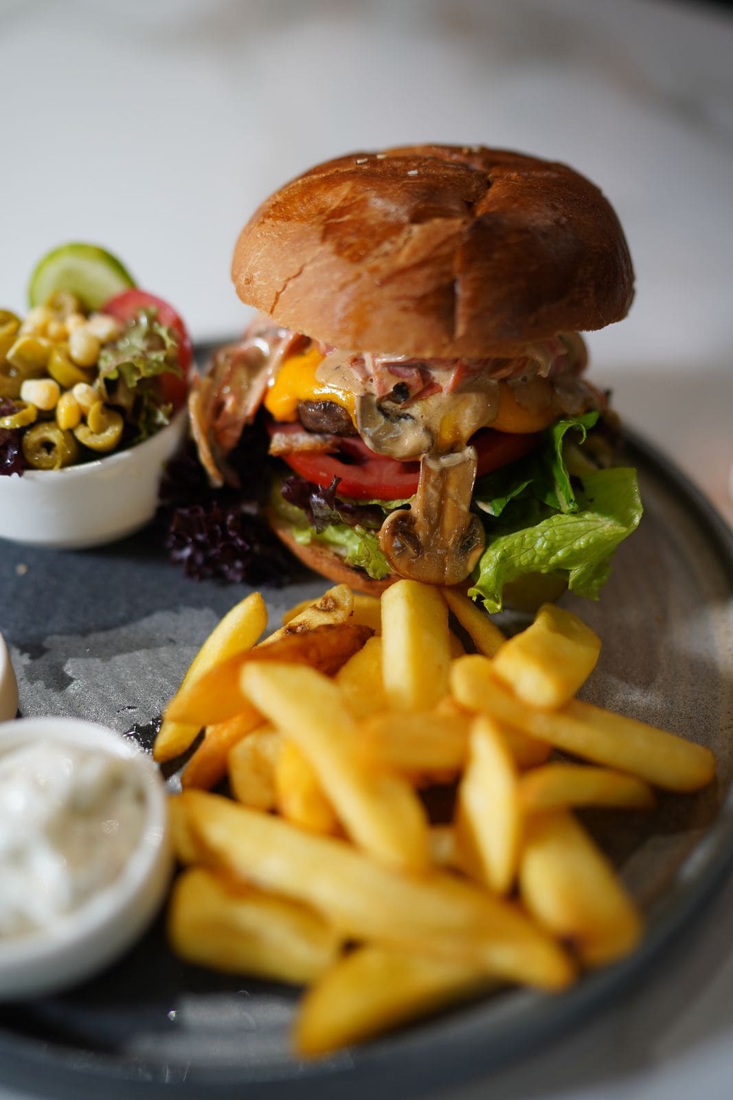 the célcéro burger, patates ve mix salata