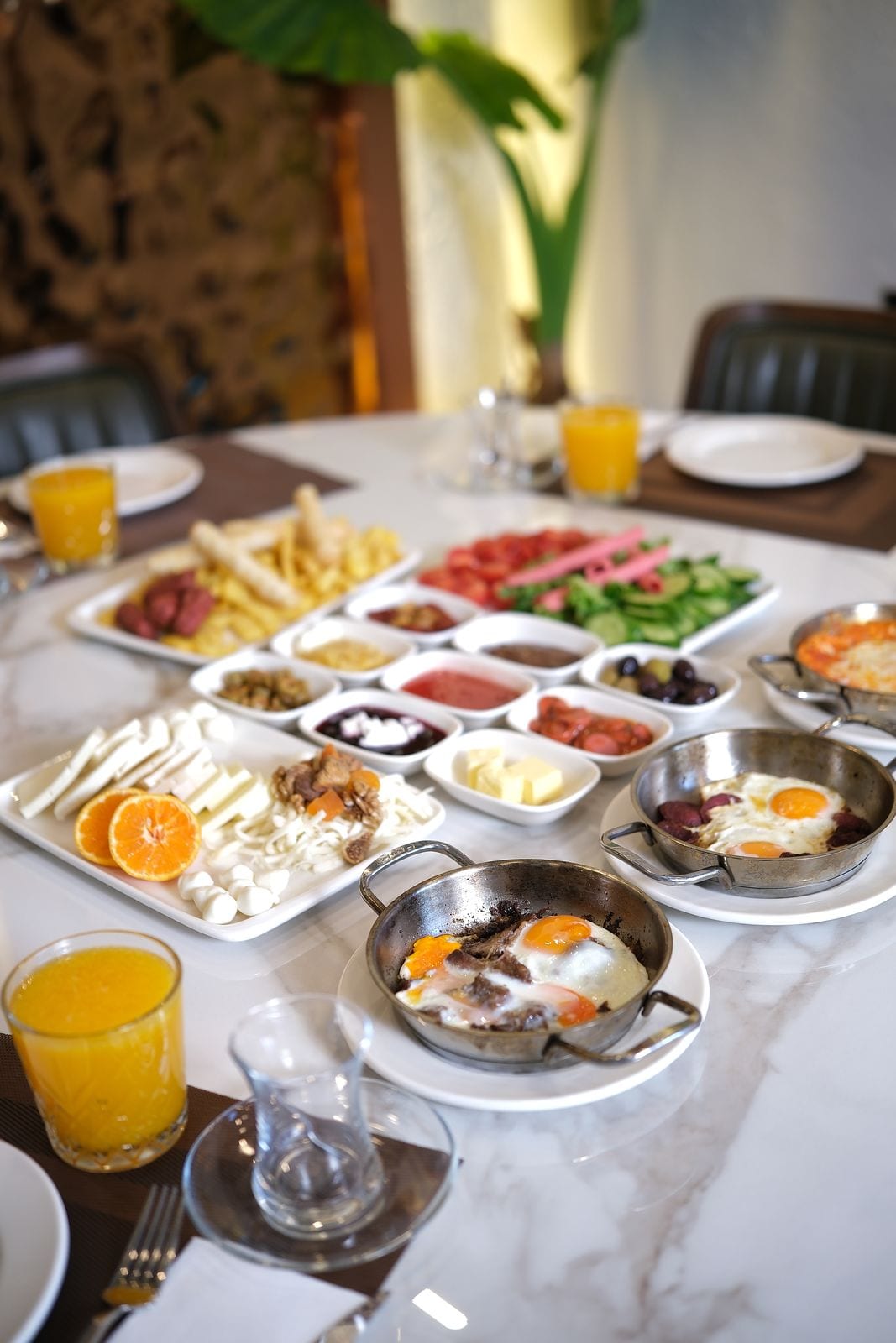 the célcéro serpme kahvaltı sofrası: peynirler, reçeller, menemen ve çay — Karacabey