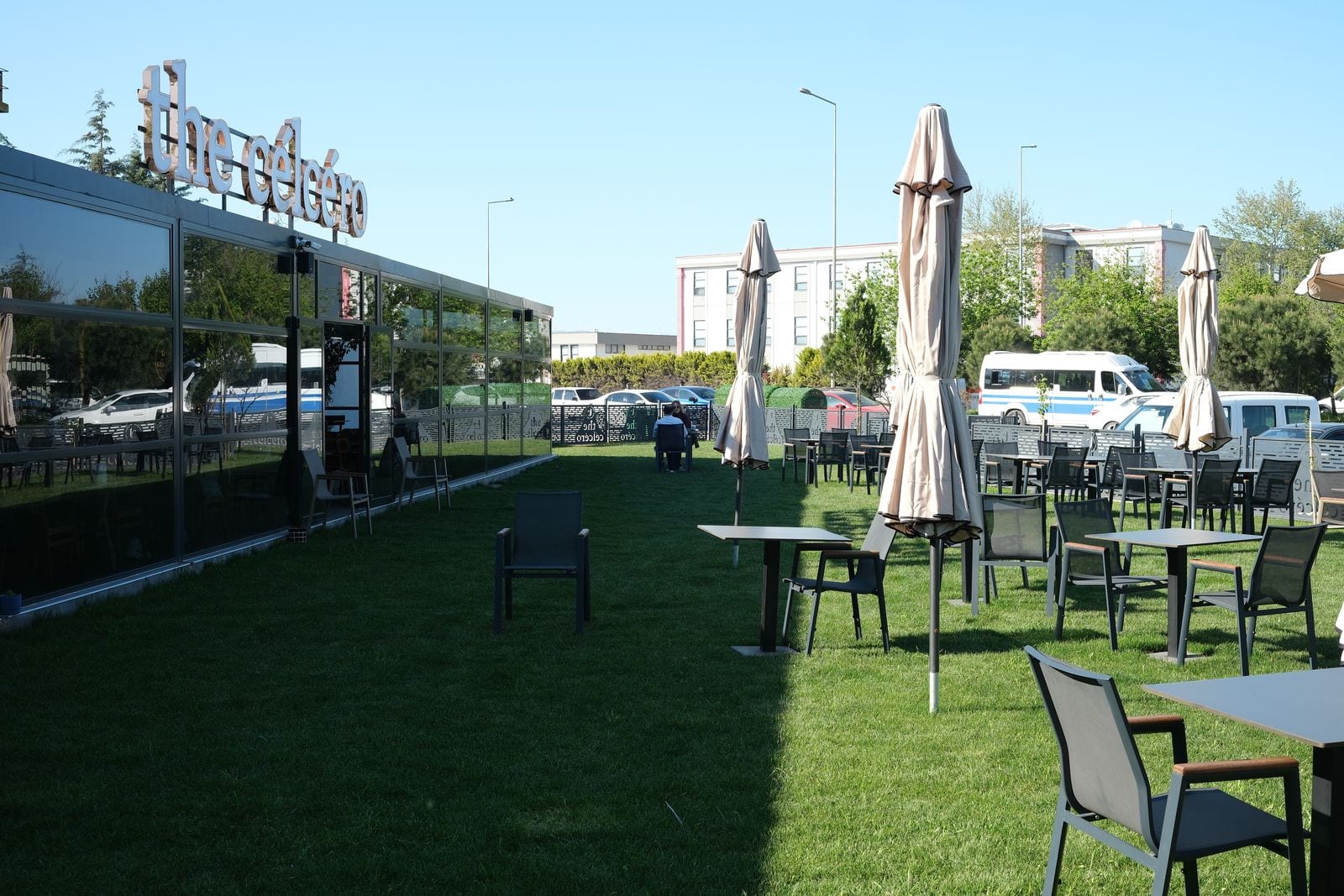 the célcéro geniş çim bahçe ve masalar — Karacabey