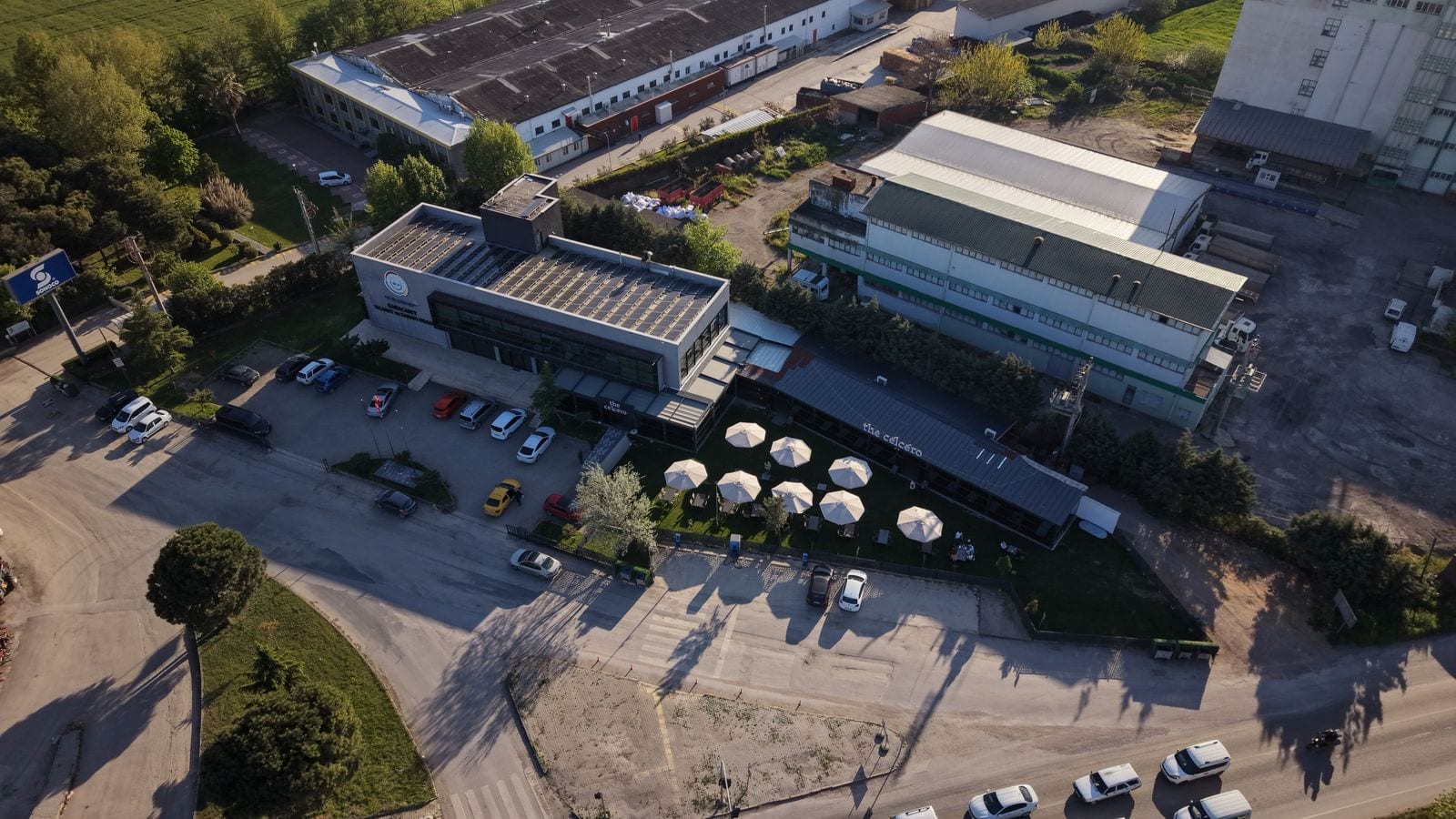the célcéro bina ve geniş otopark — drone görüntüsü
