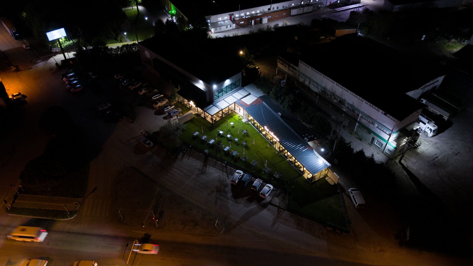 the célcéro gece, ışıklı bina ve otopark — drone
